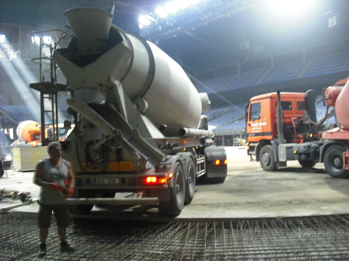 Betonmixer bij de voorbereide vloer met wapeningsnetten in het Sportpaleis.
