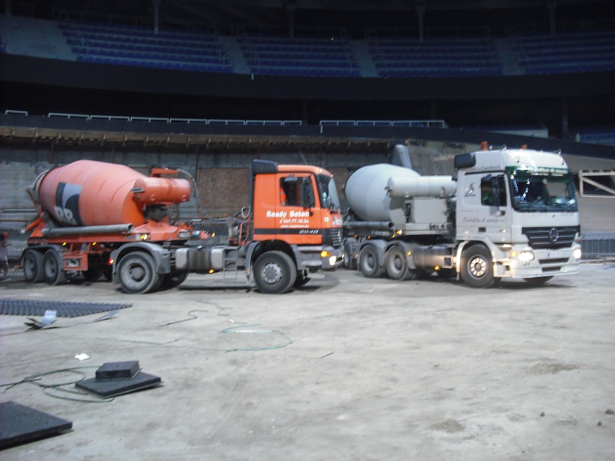 Aanvoer van beton in het Sportpaleis in Antwerpen in 2010.